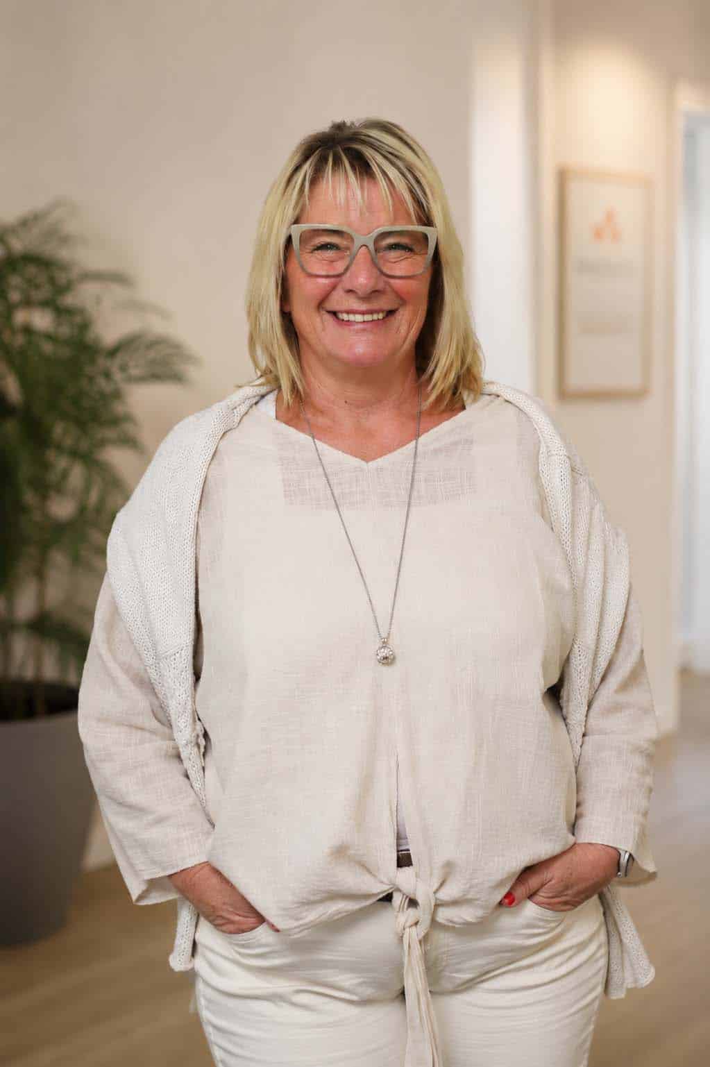 Claudia Lucht von Pflegecoaching in einem hellen Empfangsbereich