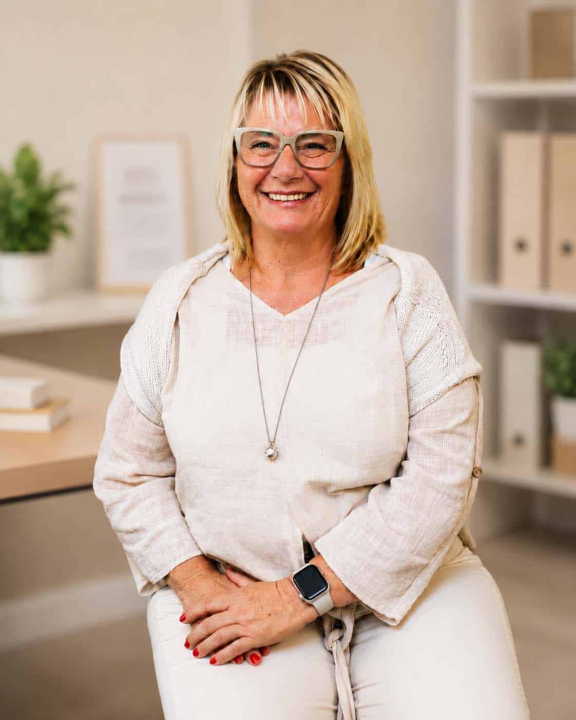 Claudia Lucht aus Verwaltung und Personal bei Pflegecoaching in einer hellen Büroumgebung